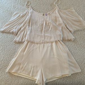 Francesca’s Floral Romper in Beige Size Large.